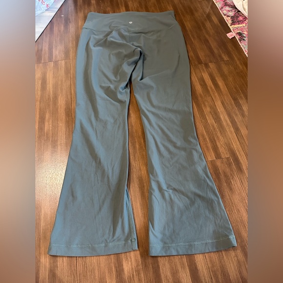 Lululemon Align Ribbed Mini-Flared Pant *Extra Short
Dark Forest W5GDRS nulu 12 - Picture 6 of 7